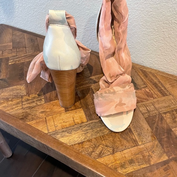 Super cute Pink Camo Nicole Miller sandals. - Picture 4 of 7